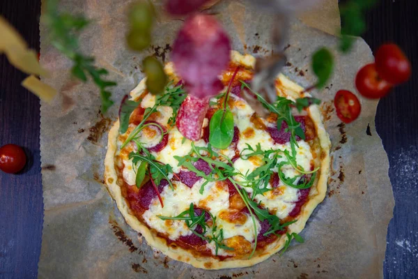 Górny Widok Pizzę Pomidorami Ser Sałatka Salami Gotowanie — Zdjęcie stockowe