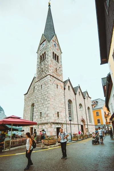 Hallstatt Austria Giugno 2019 Chiesa Evangelische Pfarrkirche Con Turisti Del — Foto Stock