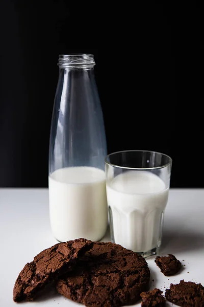 Pouring Milk Glass Chocolate Cookies Copy Space — Stock Photo, Image