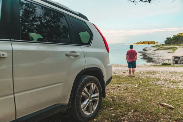 Turista Stojí Moře Pláž Suv Auto Přední Straně Letní Dovolená — Stock fotografie