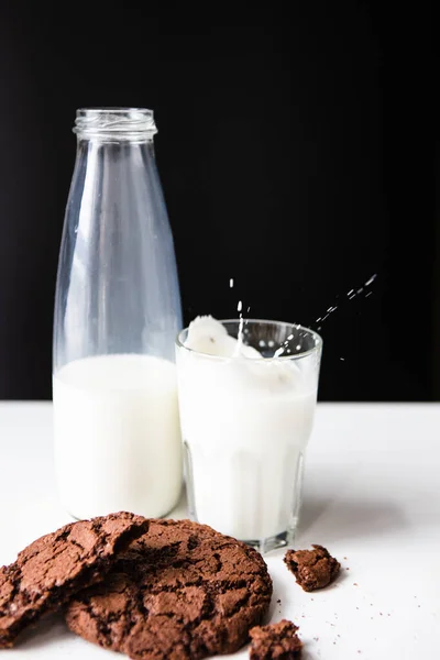 Milch Glas Mit Schokokeksen Gießen Kopierraum — Stockfoto