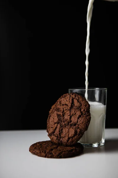 Milch Glas Mit Schokokeksen Gießen Kopierraum — Stockfoto