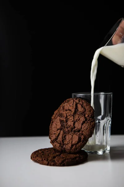 Milch Glas Mit Schokokeksen Gießen Kopierraum — Stockfoto