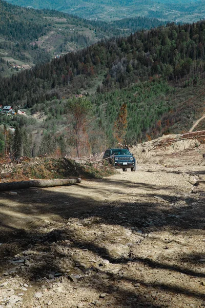 Concept Voyage Voiture Suv Conduite Par Route Campagne Menant Montagne — Photo