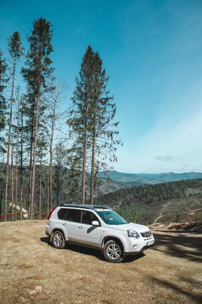 Vista Coche Suv Las Montañas Carretera Del Campo Verano Día — Foto de Stock