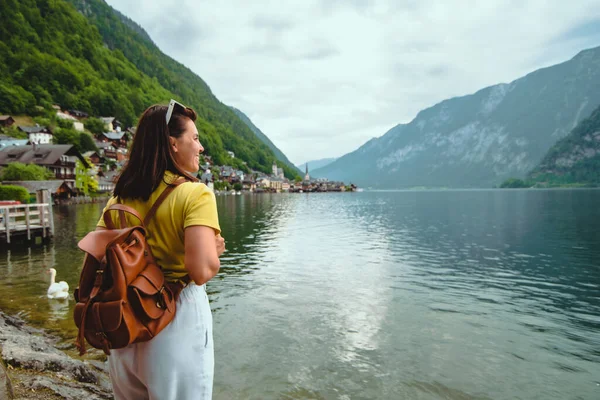 Mujer Pie Playa Mirando Ciudad Hallstatt Cordillera Alpina Austriaca — Foto de Stock