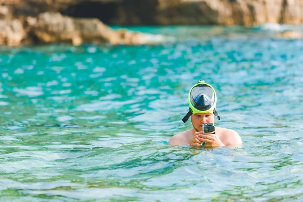 Man Zwemmen Met Snorkelen Masker Blauw Azuurblauw Zeewater Kopieerruimte — Stockfoto