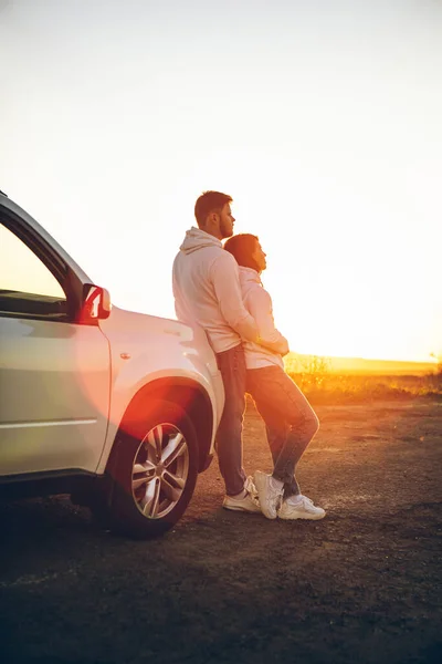 Romantischer Moment Paar Blick Auf Sonnenuntergang Der Nähe Von Weißen — Stockfoto