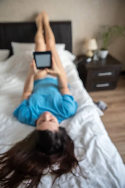 Woman Reading Electronic Book Bed Copy Space Blurred Out Focus — Stock Photo, Image