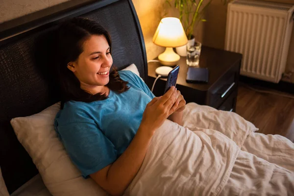 Молода Красива Жінка Лежить Ліжку Серфінг Інтернет Своєму Телефоні Перш — стокове фото