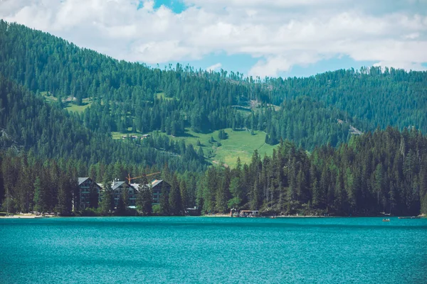 Vista Hotel Perto Lago Nas Montanhas Dolomitas Itália Contexto — Fotografia de Stock