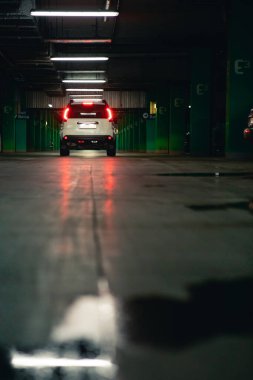 Yeraltı otoparkında beyaz bir cip. şehir yaşam tarzı. Boşluğu kopyala