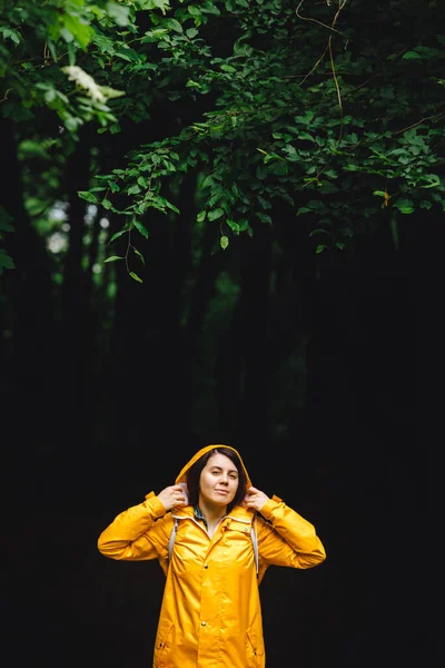 Femeie Haină Ploaie Galbenă Care Plimbă Prin Pădurea Ploioasă Vedere — Fotografie, imagine de stoc