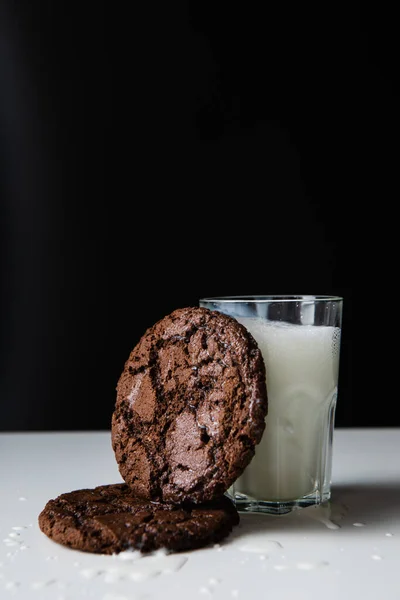 Milch Glas Mit Schokokeksen Gießen Kopierraum — Stockfoto