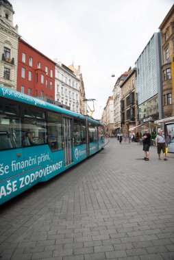 Brno, Çek Cumhuriyeti - 16 Haziran 2019: Avrupa 'nın eski sokak fotokopi alanında halka açık tramvay