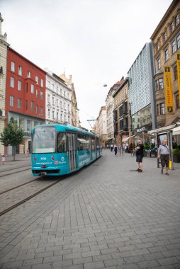 Brno, Çek Cumhuriyeti - 16 Haziran 2019: Avrupa 'nın eski sokak fotokopi alanında halka açık tramvay
