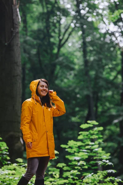 Donna Impermeabile Giallo Piedi Dalla Foresta Pluviale Vista Posteriore Copiare — Foto Stock