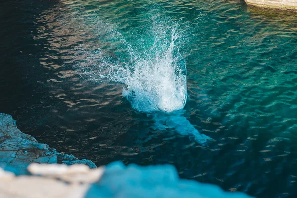 Всплески Чистой Морской Воде После Прыжка Летние Каникулы — стоковое фото