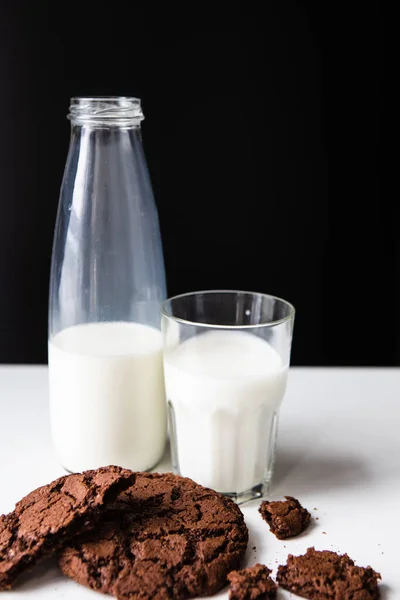 Milch Glas Mit Schokokeksen Gießen Kopierraum — Stockfoto