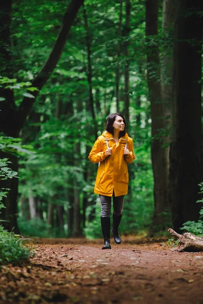 Femeie Haină Ploaie Galbenă Care Plimbă Prin Pădurea Ploioasă Vedere — Fotografie, imagine de stoc