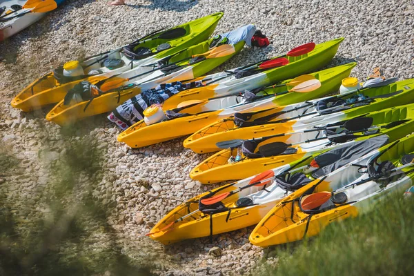 Muchos Kayaks Espacio Copia Playa Rocosa Actividades Acuáticas Verano — Foto de Stock