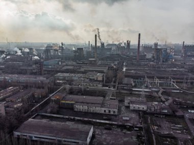 Fabrikanın hava kirliliğinin üst görüntüsü. ekoloji problemi