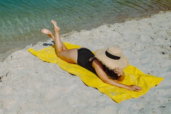 Vrouw Liggend Gele Deken Zonnebaden Zand Strand Vakantie Concept — Stockfoto