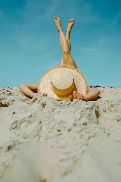 Женщина Лежит Песчаном Пляже Скрещивая Ноги Летние Каникулы — стоковое фото