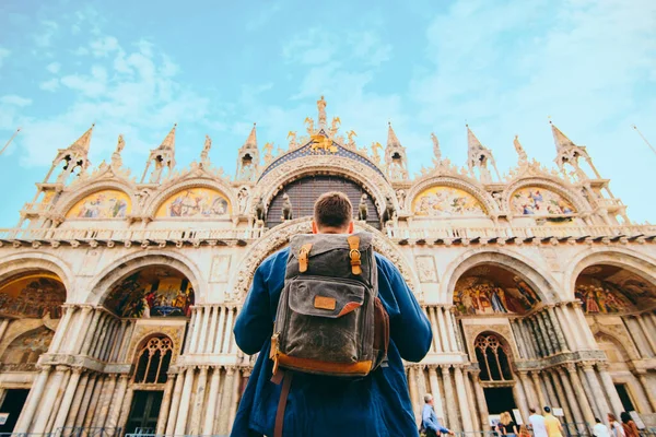 Turista Com Mochila Frente Basílica São Marcos Veneza Itália Conceito — Fotografia de Stock