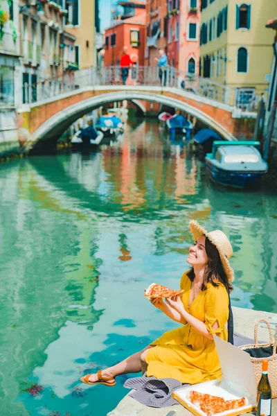 Mulher Sentada Lagoa Com Vista Para Canal Veneza Comer Espaço — Fotografia de Stock