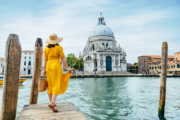 Mulher Vestido Verão Amarelo Andando Por Veneza Olhando Para Conceito — Fotografia de Stock