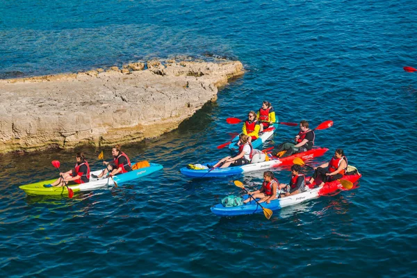 Пула Хорватия Мая 2019 Года Люди Плавают Байдарках Прозрачной Морской — стоковое фото