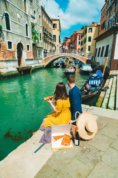 Casal Ter Encontro Cais Com Bela Vista Canal Veneza Comer — Fotografia de Stock