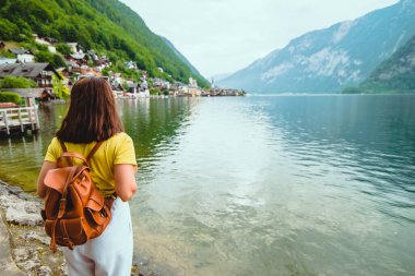 Avustralya 'nın dağlık kesimlerindeki Hallstatt şehrine bakan bir kadın.