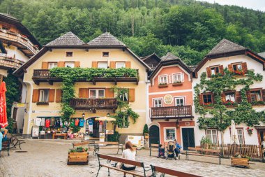 Hallstatt, Avusturya - 15 Haziran 2019: Merkezi Turizm Şehri Yaz Saati