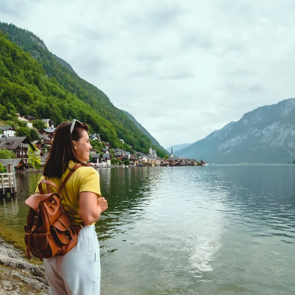 Avustralya Nın Dağlık Kesimlerindeki Hallstatt Şehrine Bakan Bir Kadın — Stok fotoğraf