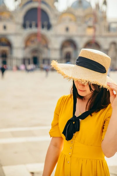 Mulher Sundress Amarelo Livre Escondendo Olhos Por Trás Grande Chapéu — Fotografia de Stock