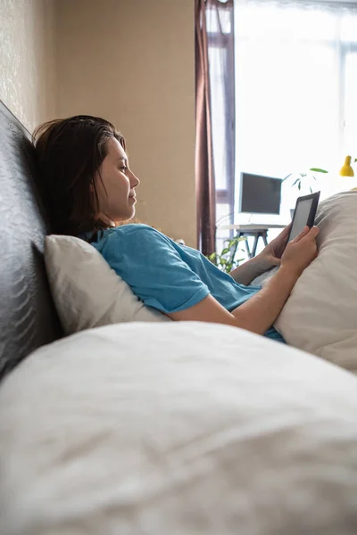 Woman Reading Electronic Book Bed Copy Space — Stock Photo, Image