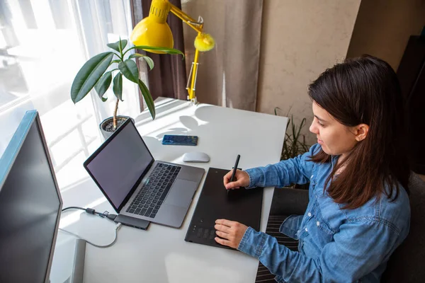 Женщина Работает Ноутбуке Домашнем Офисе Графическим Планшетом Удаленная Работа Remotely — стоковое фото