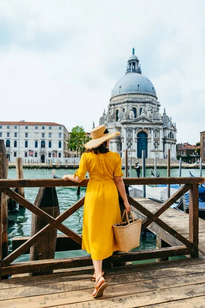 Mulher Vestido Verão Amarelo Andando Por Veneza Olhando Para Conceito — Fotografia de Stock