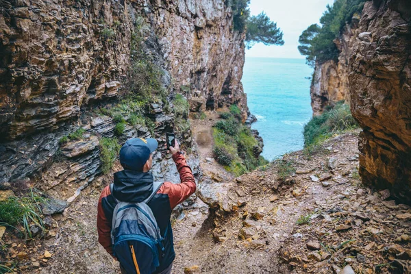 Homme Avec Sac Dos Canyon Sentier Menant Plage Mer Temps — Photo