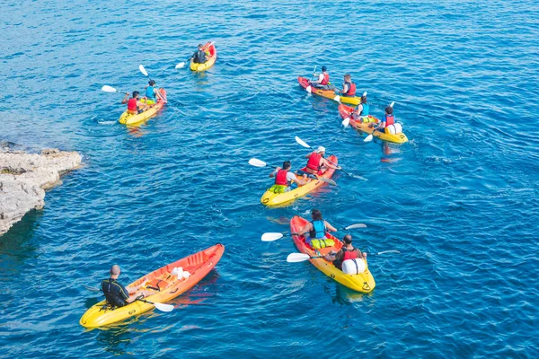 Pula Croacia Mayo 2019 Personas Navegando Kayak Aguas Transparentes Vacaciones — Foto de Stock