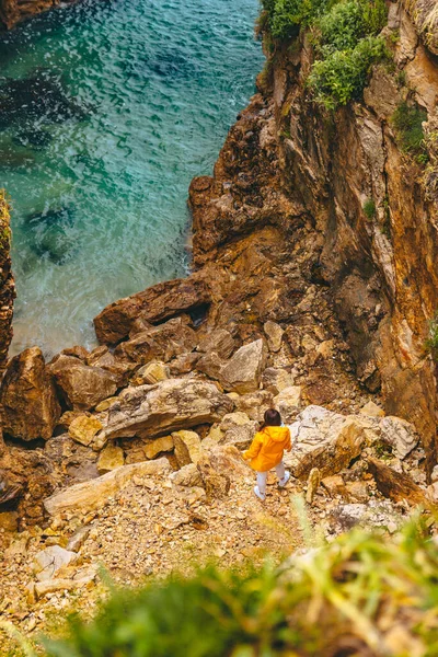 Mujer Impermeable Amarillo Senderismo Playa Mar Cañón — Foto de Stock