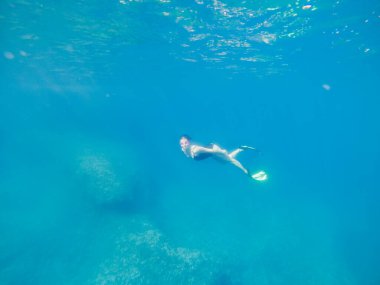 Palet görünümlü bir kadın yaz tatili sualtı sahili tatili