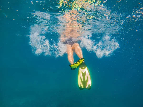 Mulher Flipper Vista Subaquática Praia Férias Verão Temporada — Fotografia de Stock
