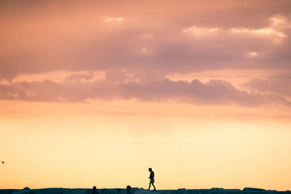 ピンクの夕焼け空に子供のシルエット コピースペース — ストック写真