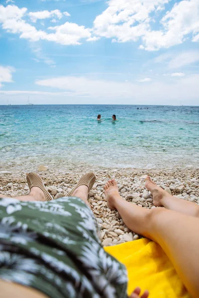 Coppia Sdraiata Sulla Spiaggia Prendere Sole Vacanze Estive Mare Copia — Foto Stock