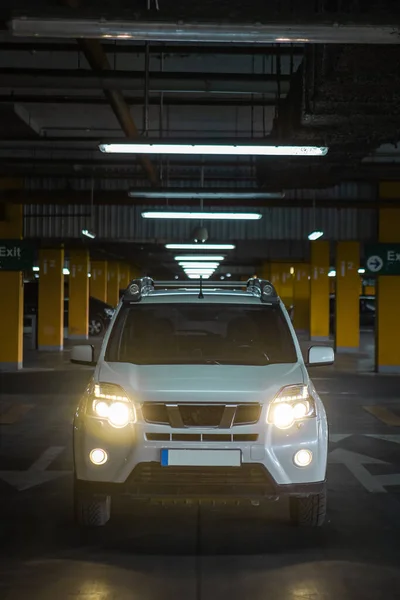 Білий Автомобіль Підземному Паркінгу Міський Спосіб Життя Копіювання Простору — стокове фото