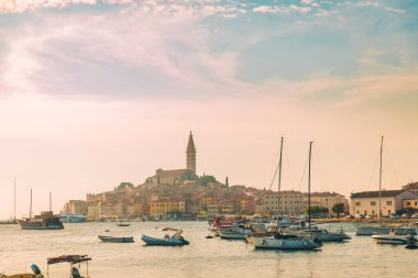 Hırvatistan 'ın Rovinj kentinin şehir manzarası gün batımında. Boşluğu kopyala