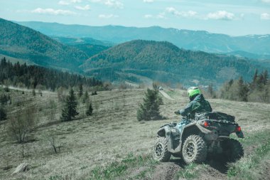 Dağ yolundan her yere giden bir araç. Yaz güneşli bir gün